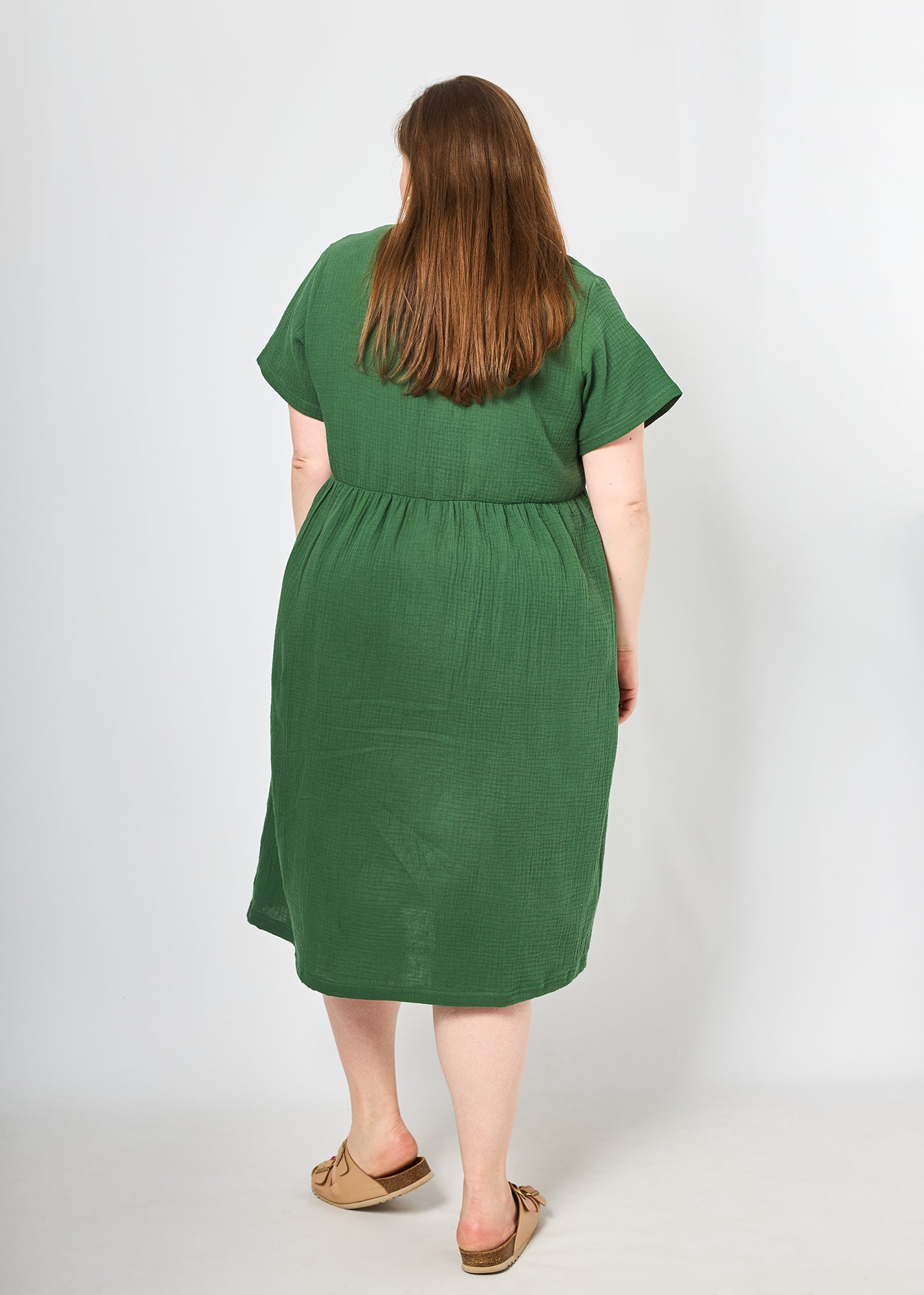 Dunja trägt auf dem Foto 'Belinda' Größe 3XL, Musselin 'tannengrün'