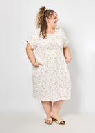 Vroni trägt auf dem Foto 'Belinda' Größe 4XL, Musselin 'Blümchen'