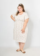 Vroni trägt auf dem Foto 'Belinda' Größe 4XL, Musselin 'Blümchen'