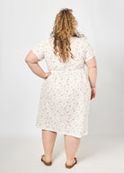 Vroni trägt auf dem Foto 'Belinda' Größe 4XL, Musselin 'Blümchen'