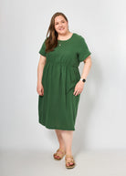 Dunja trägt auf dem Foto 'Belinda' Größe 3XL, Musselin 'tannengrün'