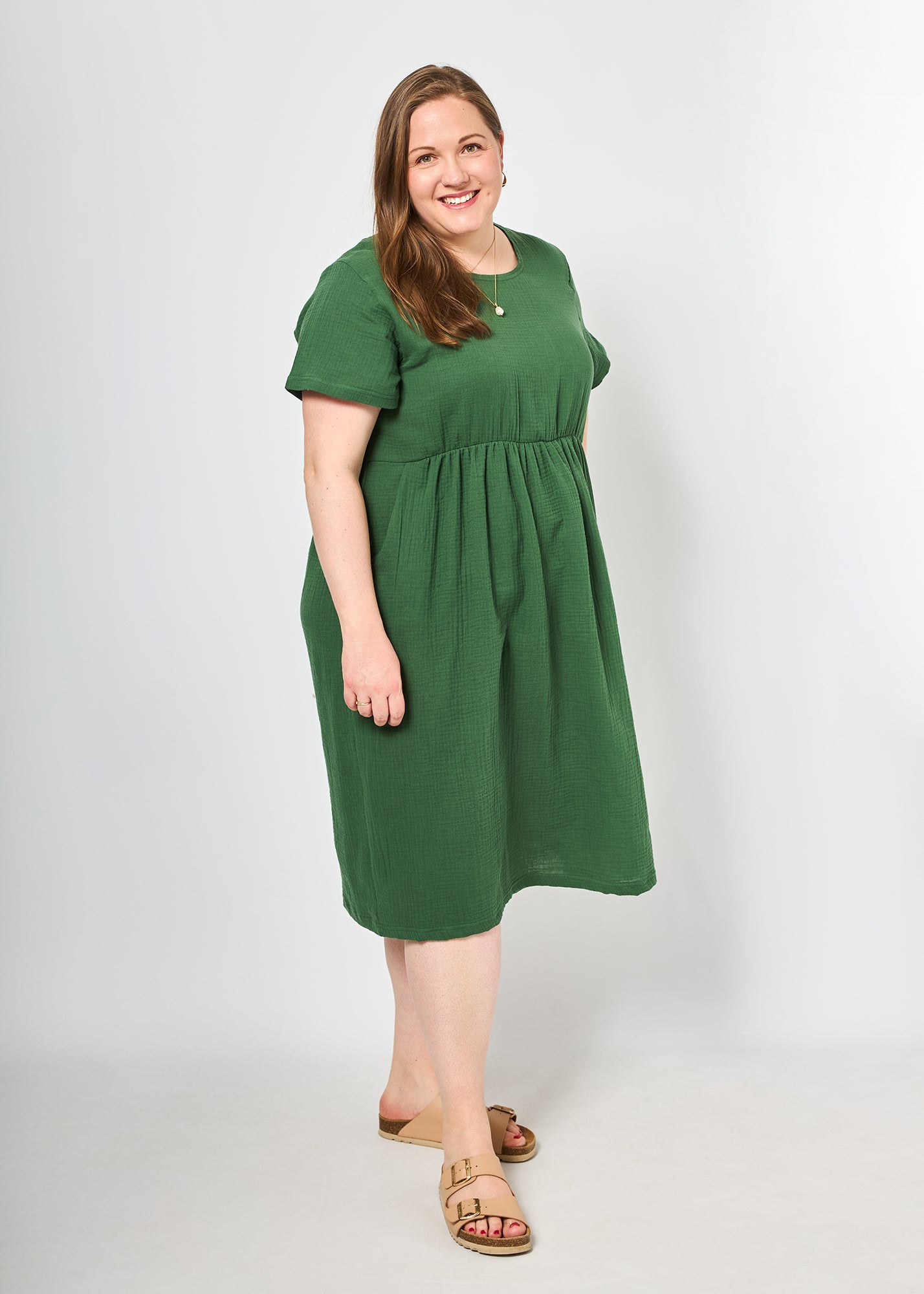 Dunja trägt auf dem Foto 'Belinda' Größe 3XL, Musselin 'tannengrün'