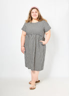 Vroni trägt auf dem Foto 'Belinda' Größe 4XL, Seersucker 'schwarz-creme"