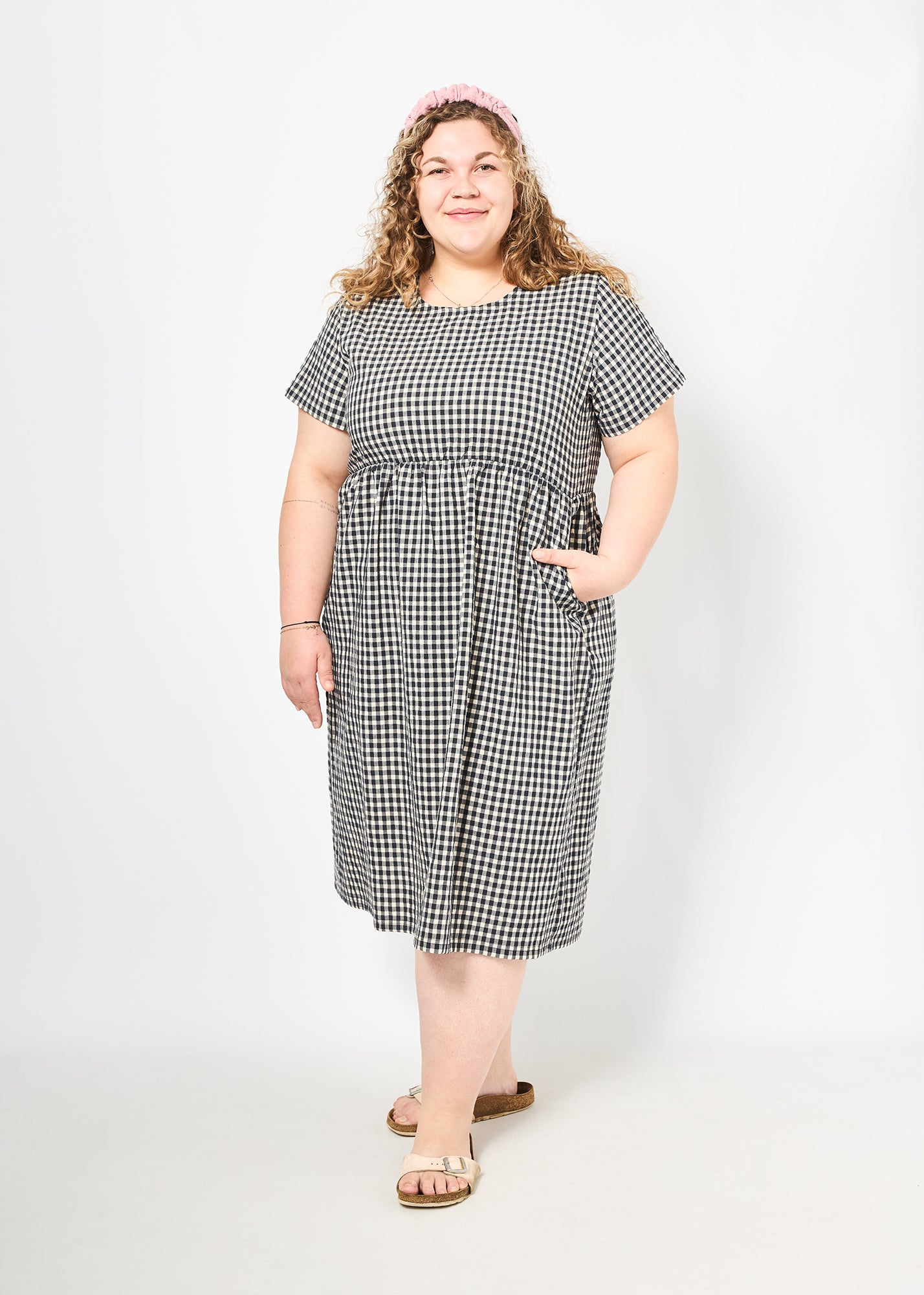 Vroni trägt auf dem Foto 'Belinda' Größe 4XL, Seersucker 'schwarz-creme"