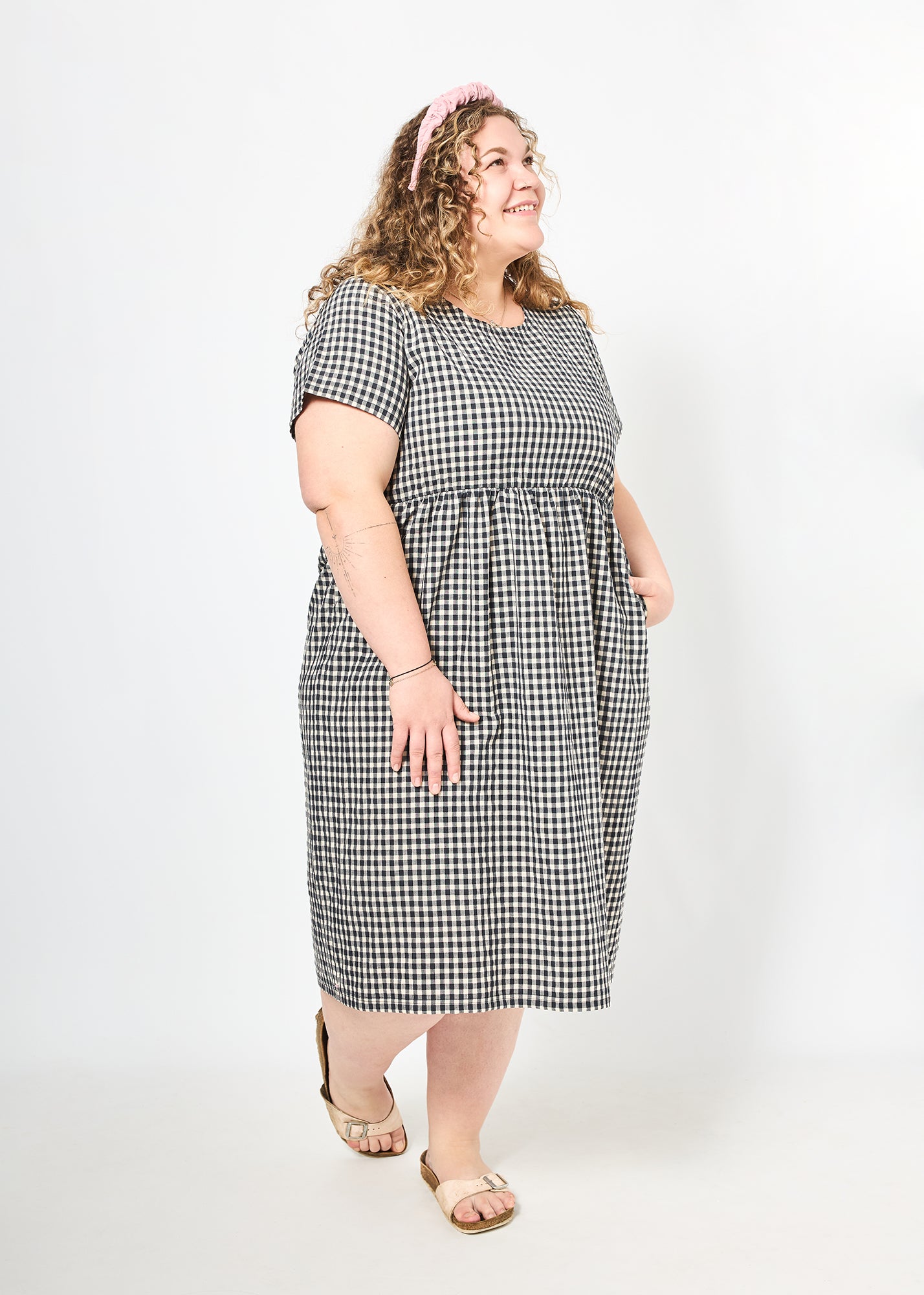 Vroni trägt auf dem Foto 'Belinda' Größe 4XL, Seersucker 'schwarz-creme"