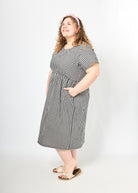 Vroni trägt auf dem Foto 'Belinda' Größe 4XL, Seersucker 'schwarz-creme"