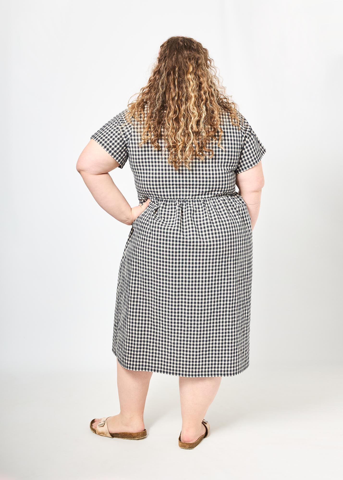 Vroni trägt auf dem Foto 'Belinda' Größe 4XL, Seersucker 'schwarz-creme"