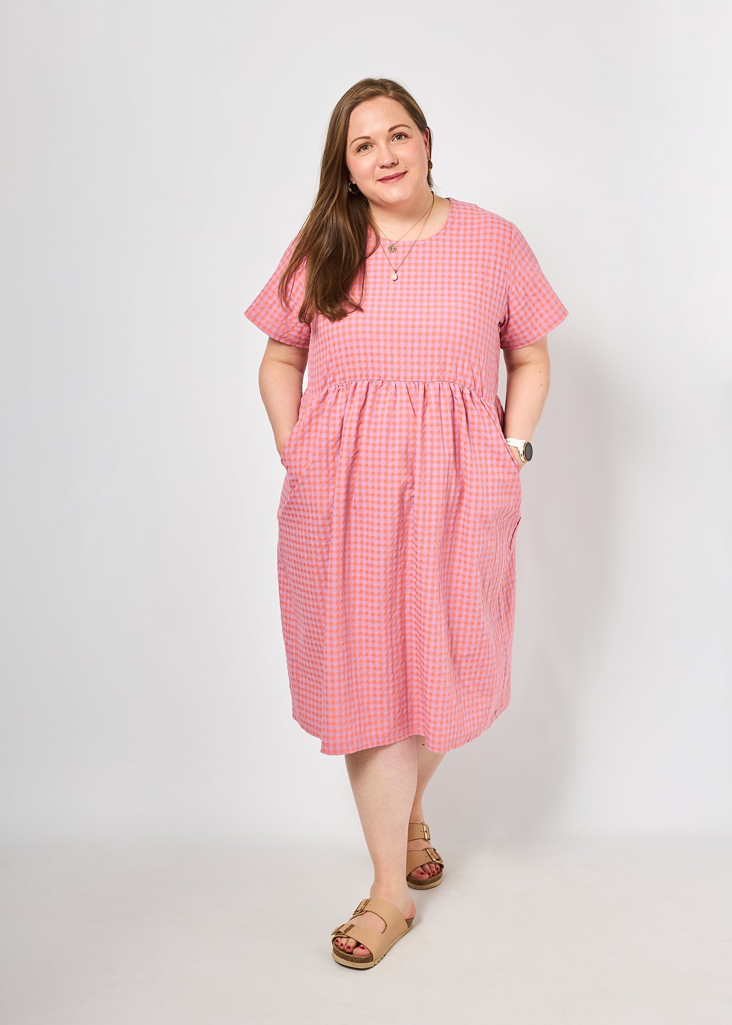 Dunja trägt auf dem Foto 'Belinda' Größe 3XL, Seersucker 'pink-flieder'