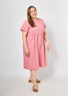 Dunja trägt auf dem Foto 'Belinda' Größe 3XL, Seersucker 'pink-flieder'