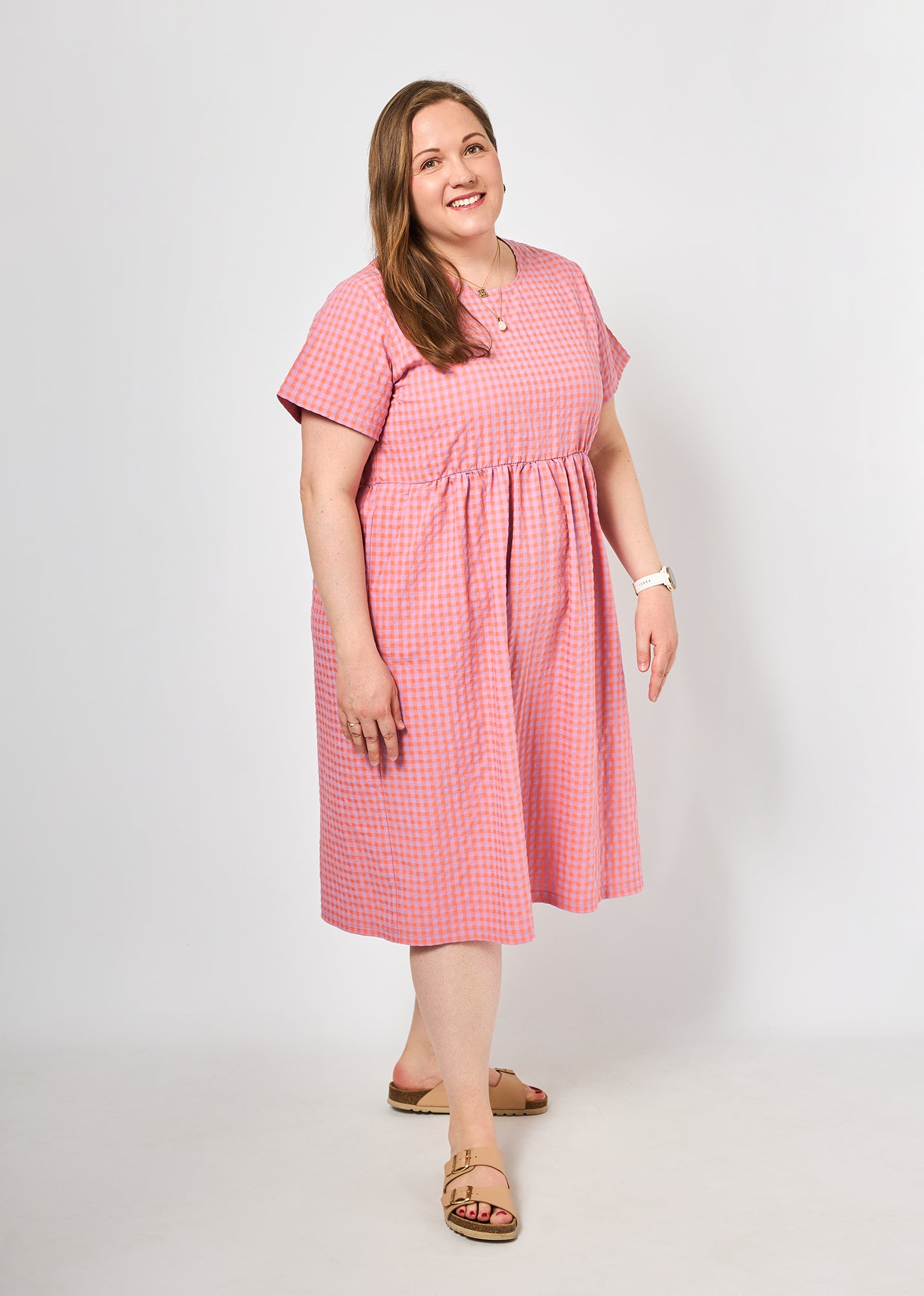 Dunja trägt auf dem Foto 'Belinda' Größe 3XL, Seersucker 'pink-flieder'