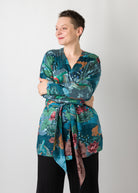 Melly trägt auf dem Foto Größe S, EcoVeroSatin