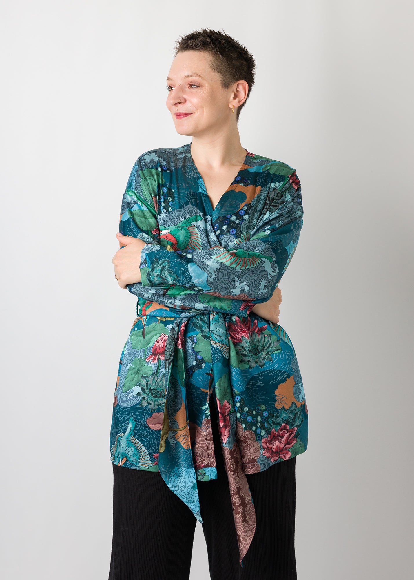 Melly trägt auf dem Foto Größe S, EcoVeroSatin
