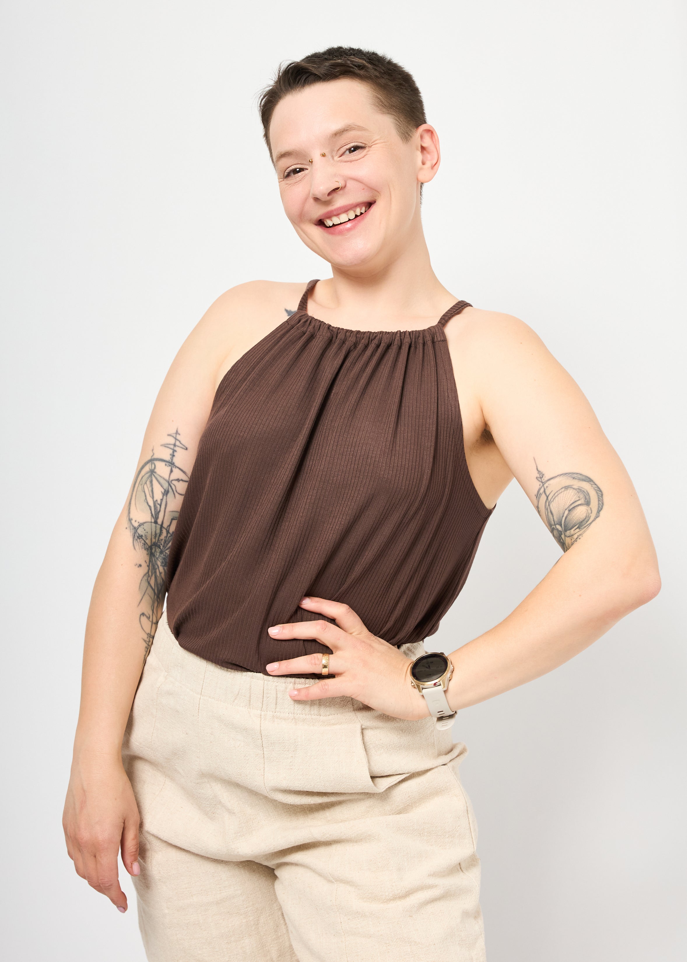 Melly trägt das Cleopatraoberteil in Rippjersey rauchblau Größe S & Bermuda Leinen in natur Größe M
