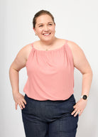 Dunja trägt das Cleopatraoberteil in Rippjersey dusty rose Größe XXL & Bermuda Jeans Größe 3XL
