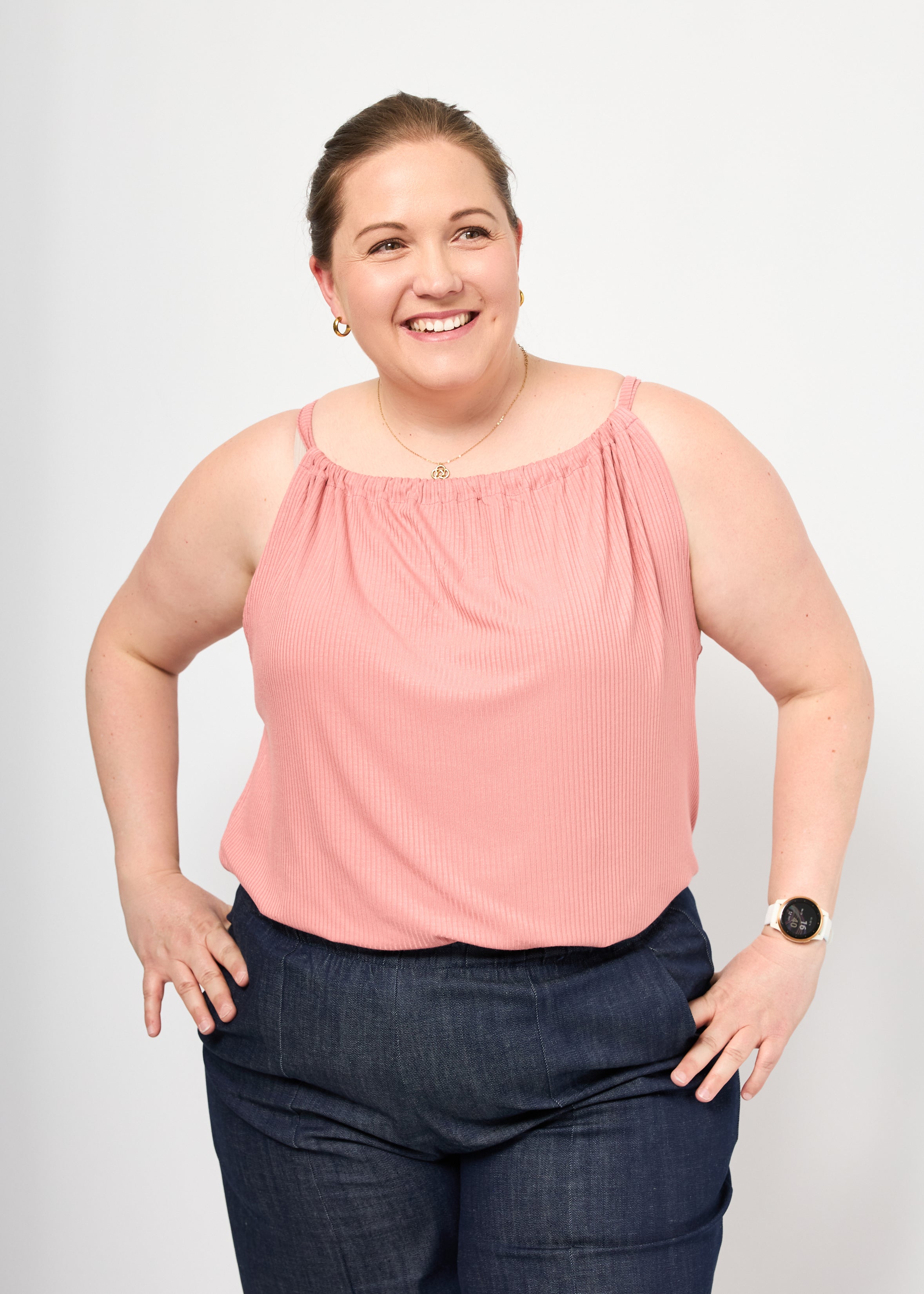 Dunja trägt das Cleopatraoberteil in Rippjersey dusty rose Größe XXL & Bermuda Jeans Größe 3XL