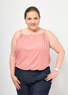 Dunja trägt das Cleopatraoberteil in Rippjersey dusty rose Größe XXL & Bermuda Jeans Größe 3XL