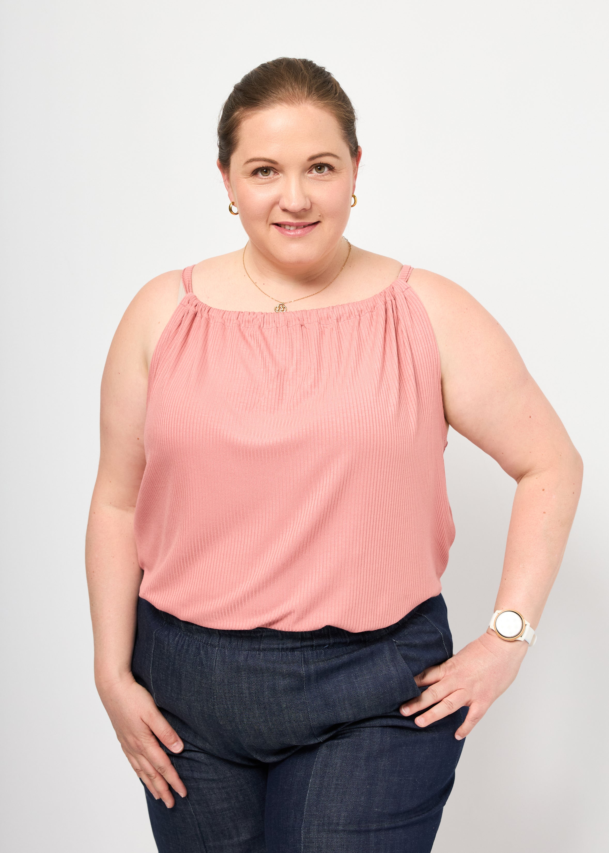 Dunja trägt das Cleopatraoberteil in Rippjersey dusty rose Größe XXL & Bermuda Jeans Größe 3XL