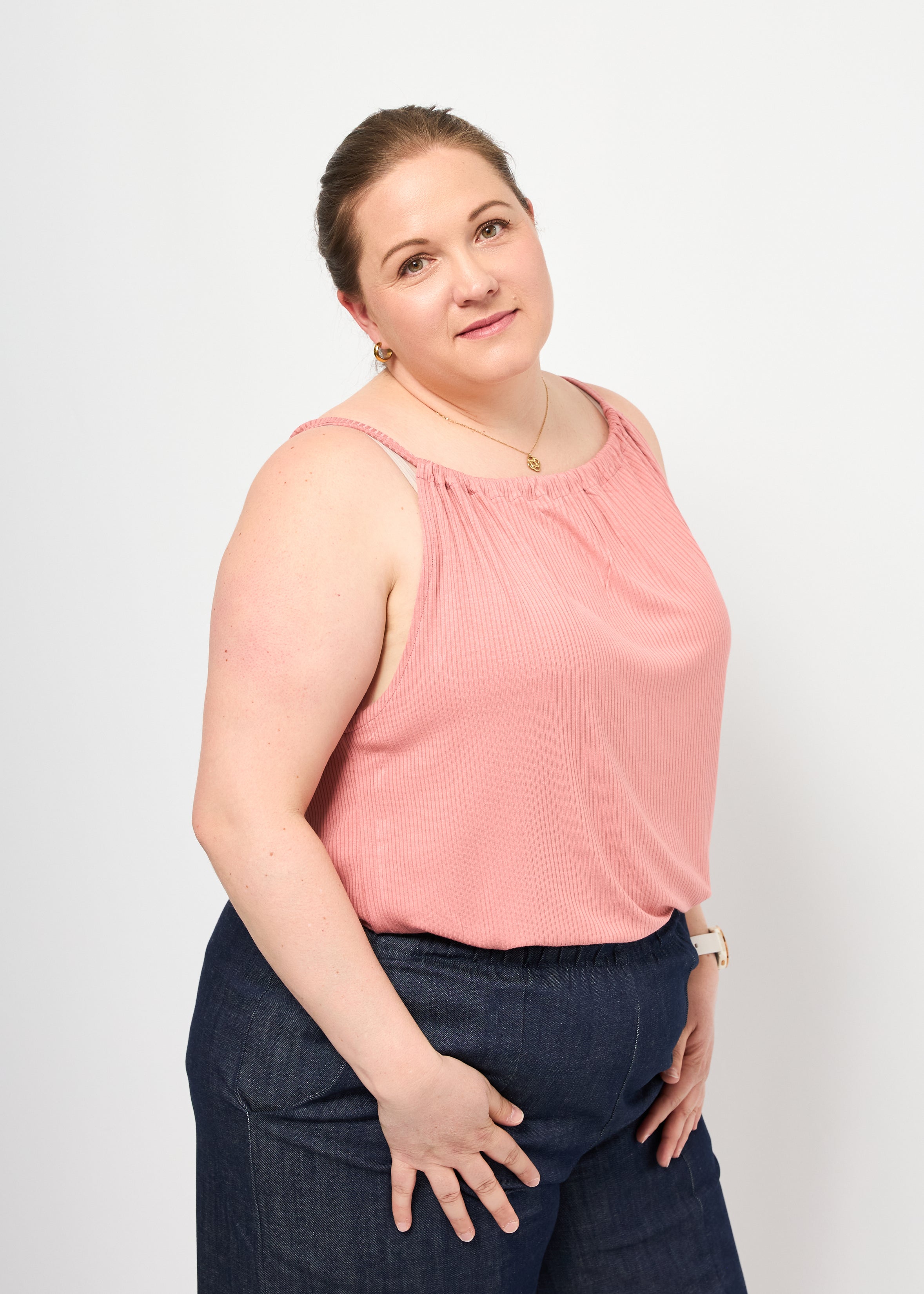 Dunja trägt das Cleopatraoberteil in Rippjersey dusty rose Größe XXL & Bermuda Jeans Größe 3XL