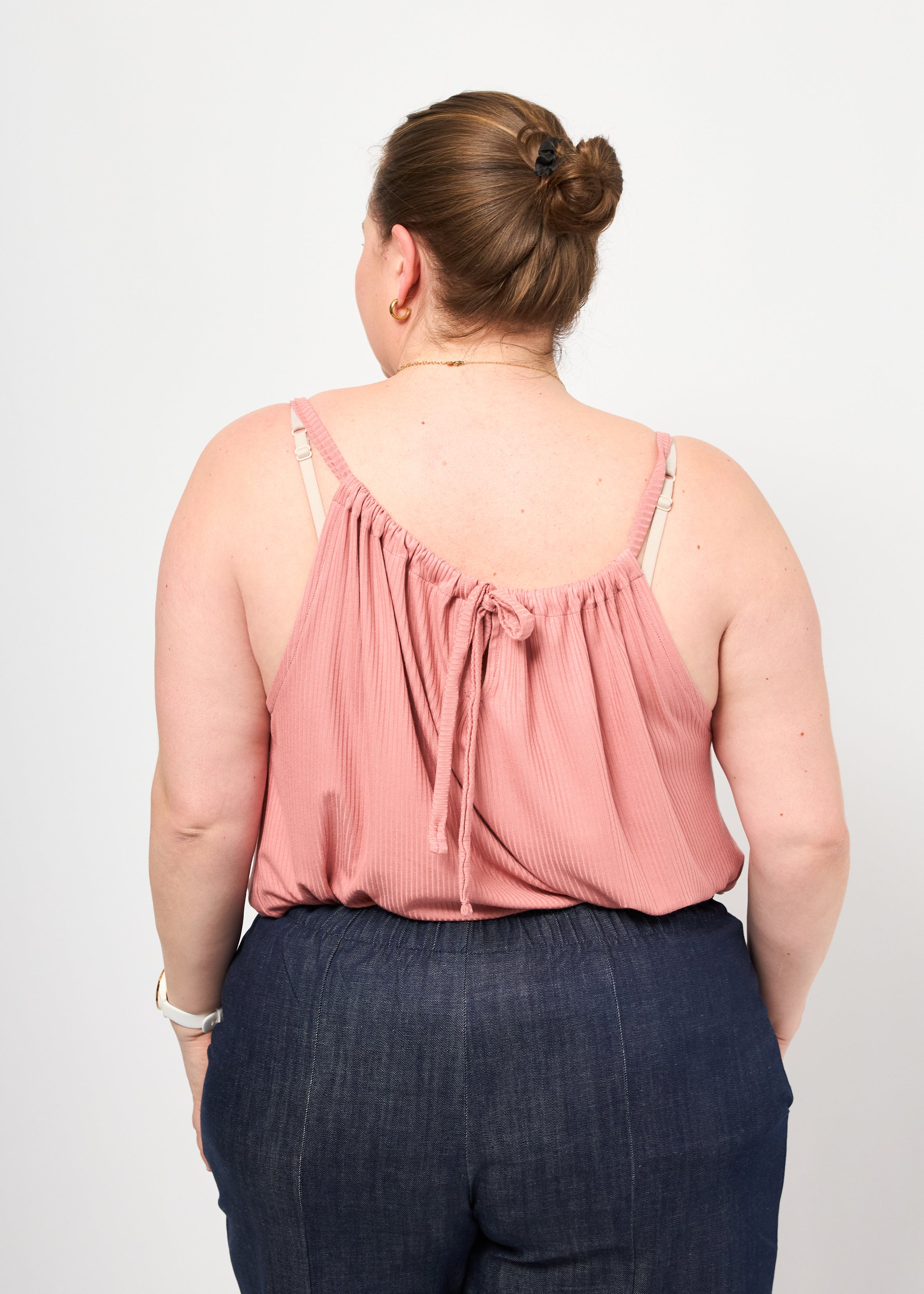 Dunja trägt das Cleopatraoberteil in Rippjersey dusty rose Größe XXL & Bermuda Jeans Größe 3XL