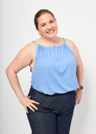 Dunja trägt das Cleopatraoberteil in Rippjersey babyblau Größe XXL & Bermuda Jeans Größe 3XL