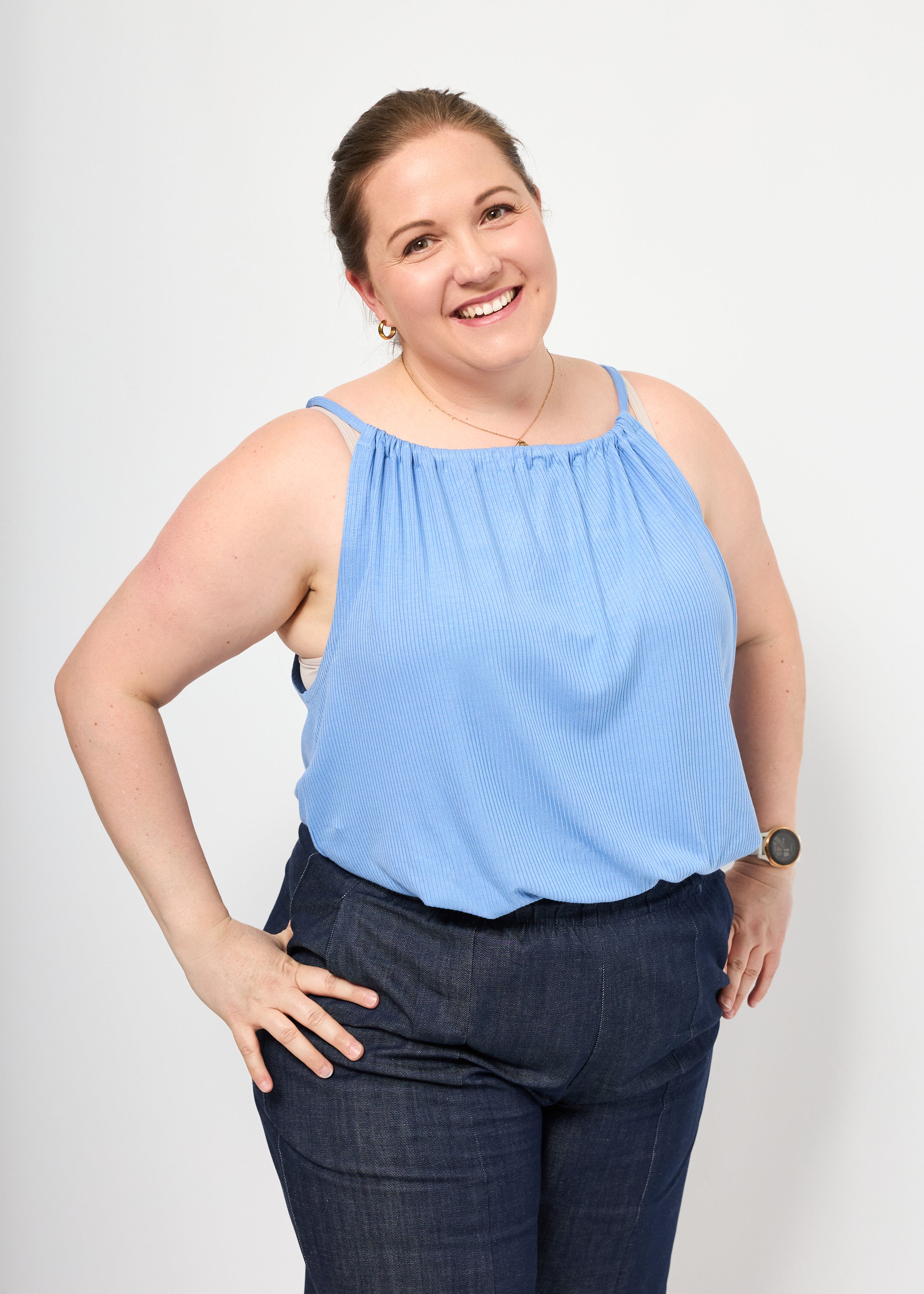 Dunja trägt das Cleopatraoberteil in Rippjersey babyblau Größe XXL & Bermuda Jeans Größe 3XL