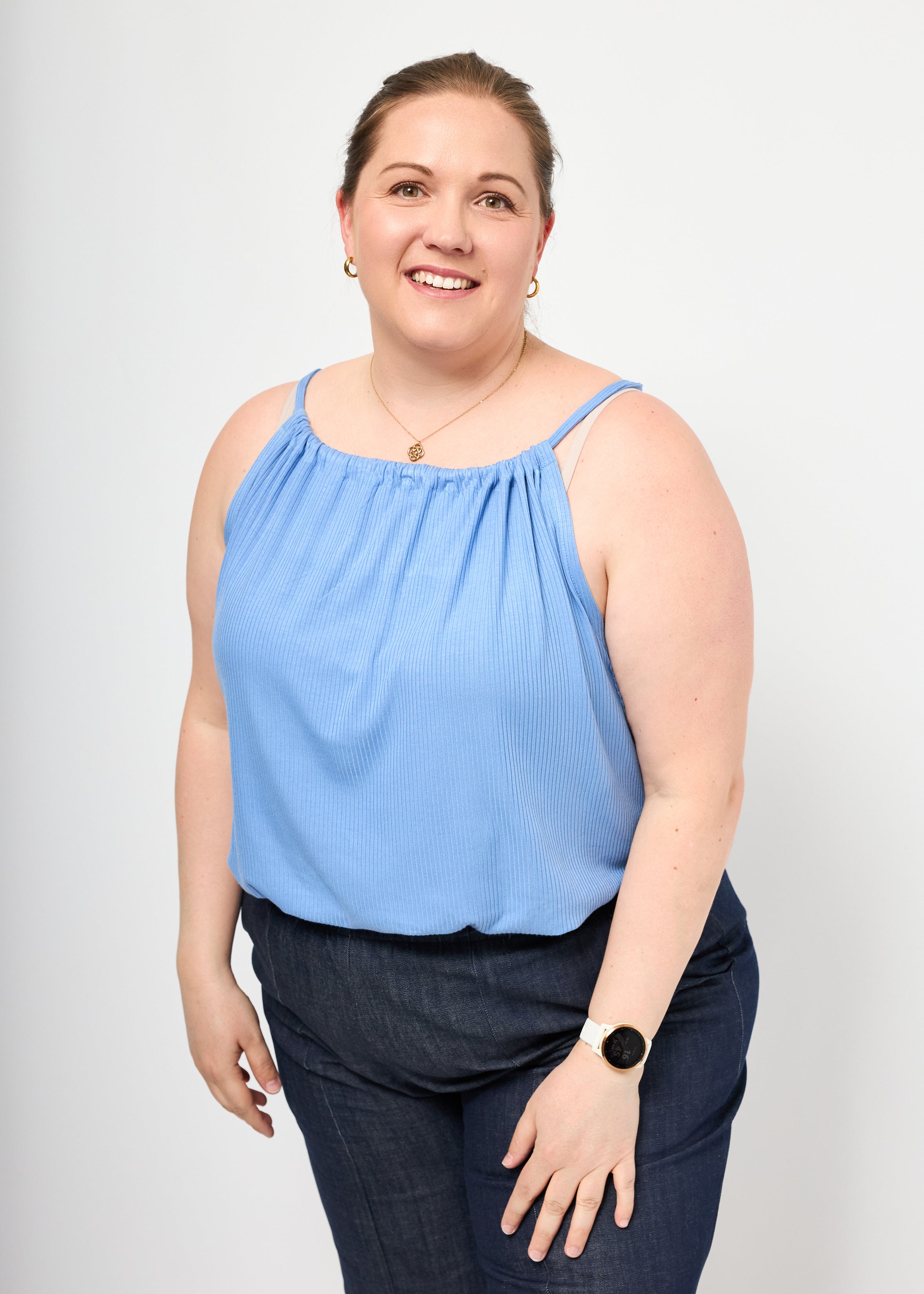 Dunja trägt das Cleopatraoberteil in Rippjersey babyblau Größe XXL & Bermuda Jeans Größe 3XL