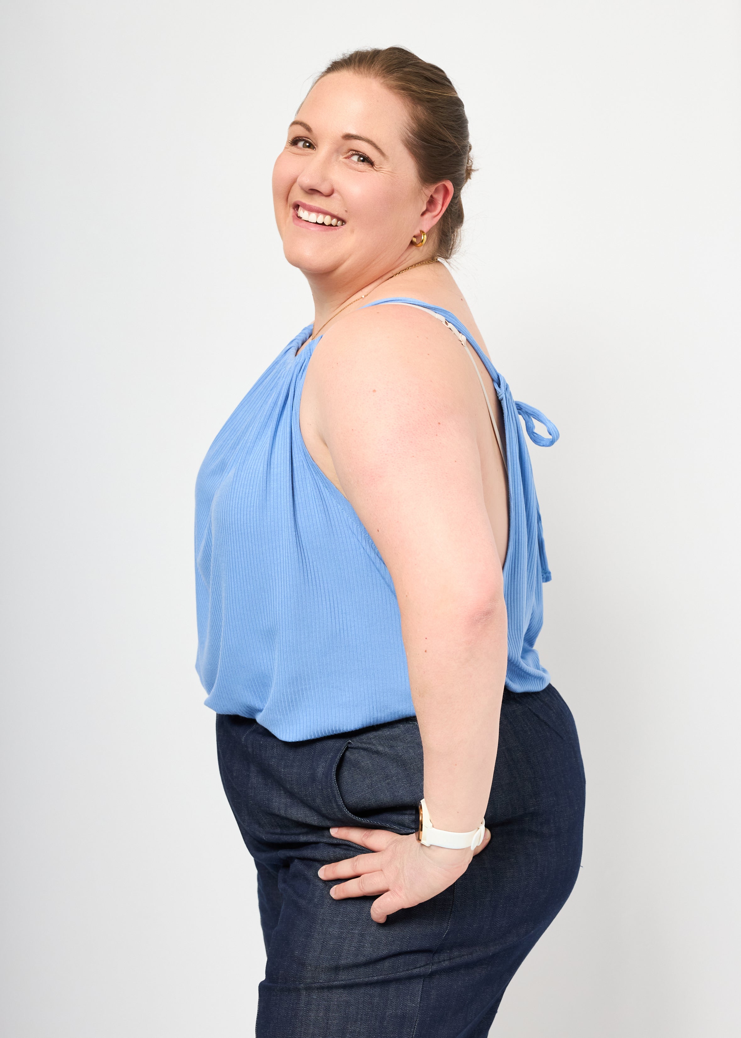 Dunja trägt das Cleopatraoberteil in Rippjersey babyblau Größe XXL & Bermuda Jeans Größe 3XL