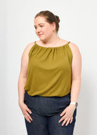 Dunja trägt das Cleopatraoberteil in Rippjersey babyblau Größe XXL & Bermuda Jeans Größe 3XL