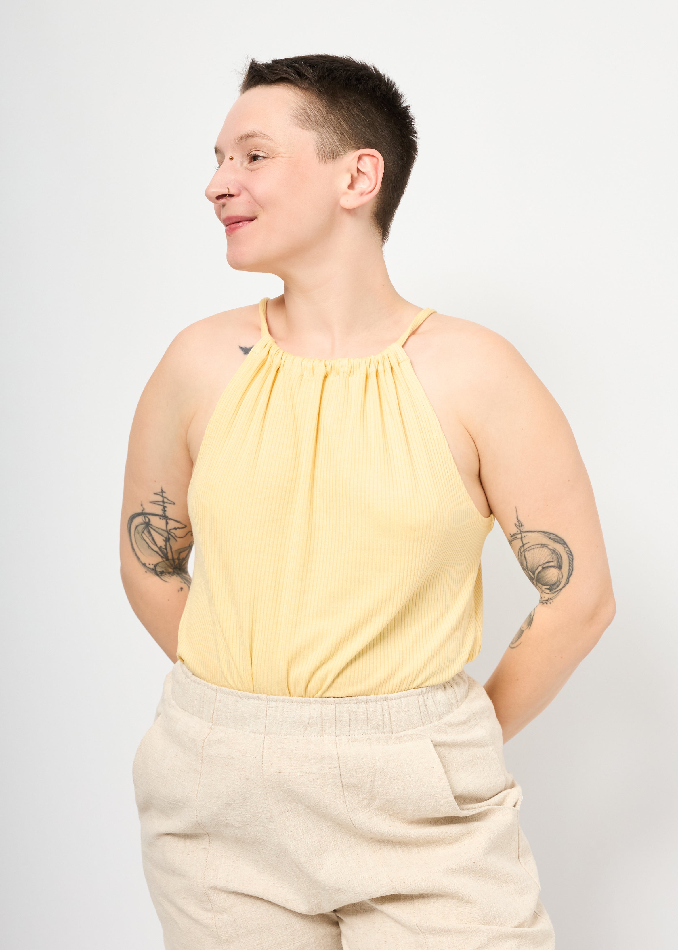 Melly trägt das Cleopatraoberteil in Rippjersey Butter yellow Größe S & Bermuda Leinen in natur Größe M