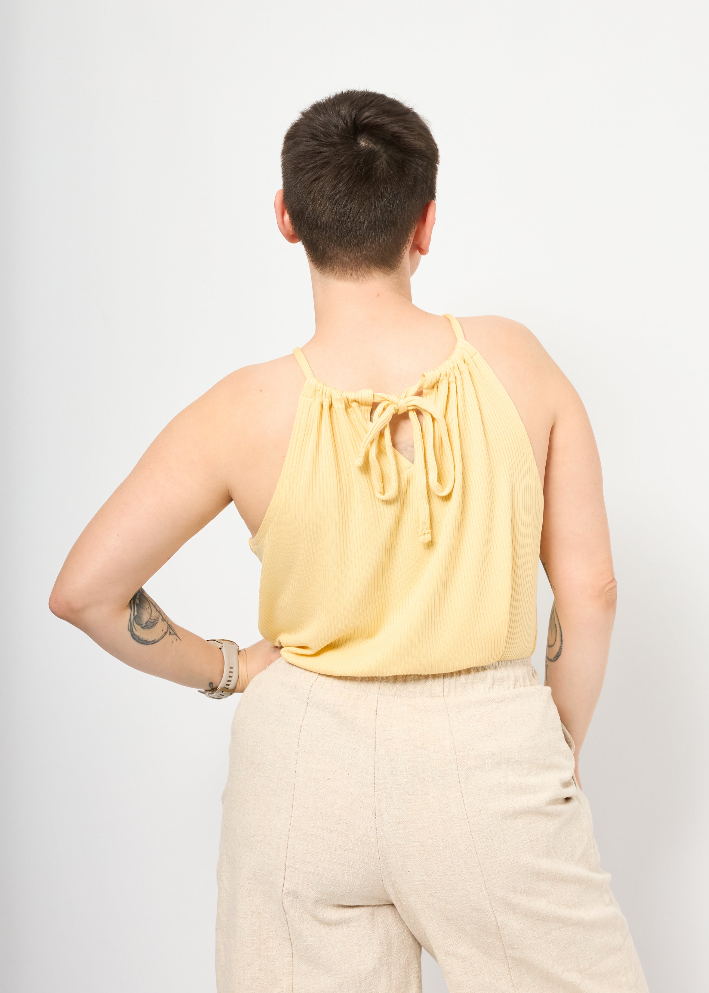 Melly trägt das Cleopatraoberteil in Rippjersey Butter yellow Größe S & Bermuda Leinen in natur Größe M