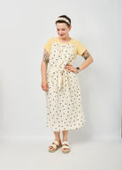 Melly trägt hier das Cleopatrakleid in Größe L und das Basicshirt Rippjersey butter yellow in Größe M