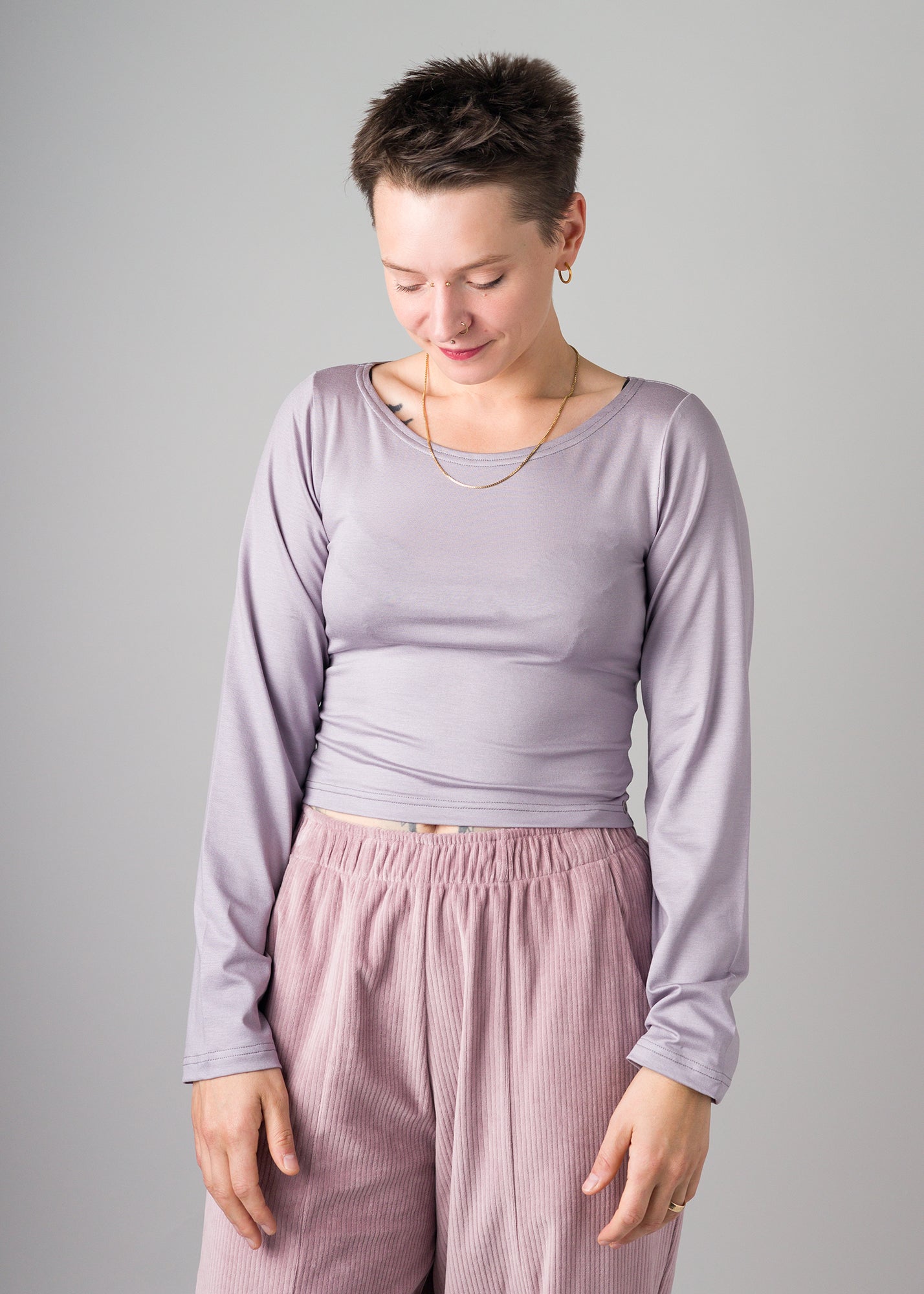 Melly trägt auf dem Foto 'Conni' Größe S, Tenceljersey flieder