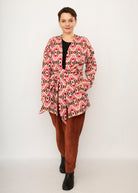 Melly trägt auf dem Foto 'Cora' Größe S, Muster elastisch, Jacquardstrick Pink-rot und 'Betty' Größe M, Velvet-Cord rostrot