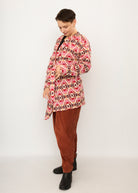 Melly trägt auf dem Foto 'Cora' Größe S, Muster elastisch, Jacquardstrick Pink-rot und 'Betty' Größe M, Velvet-Cord rostrot