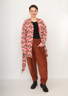 Melly trägt auf dem Foto 'Cora' Größe S, Muster elastisch, Jacquardstrick Pink-rot und 'Betty' Größe M, Velvet-Cord rostrot