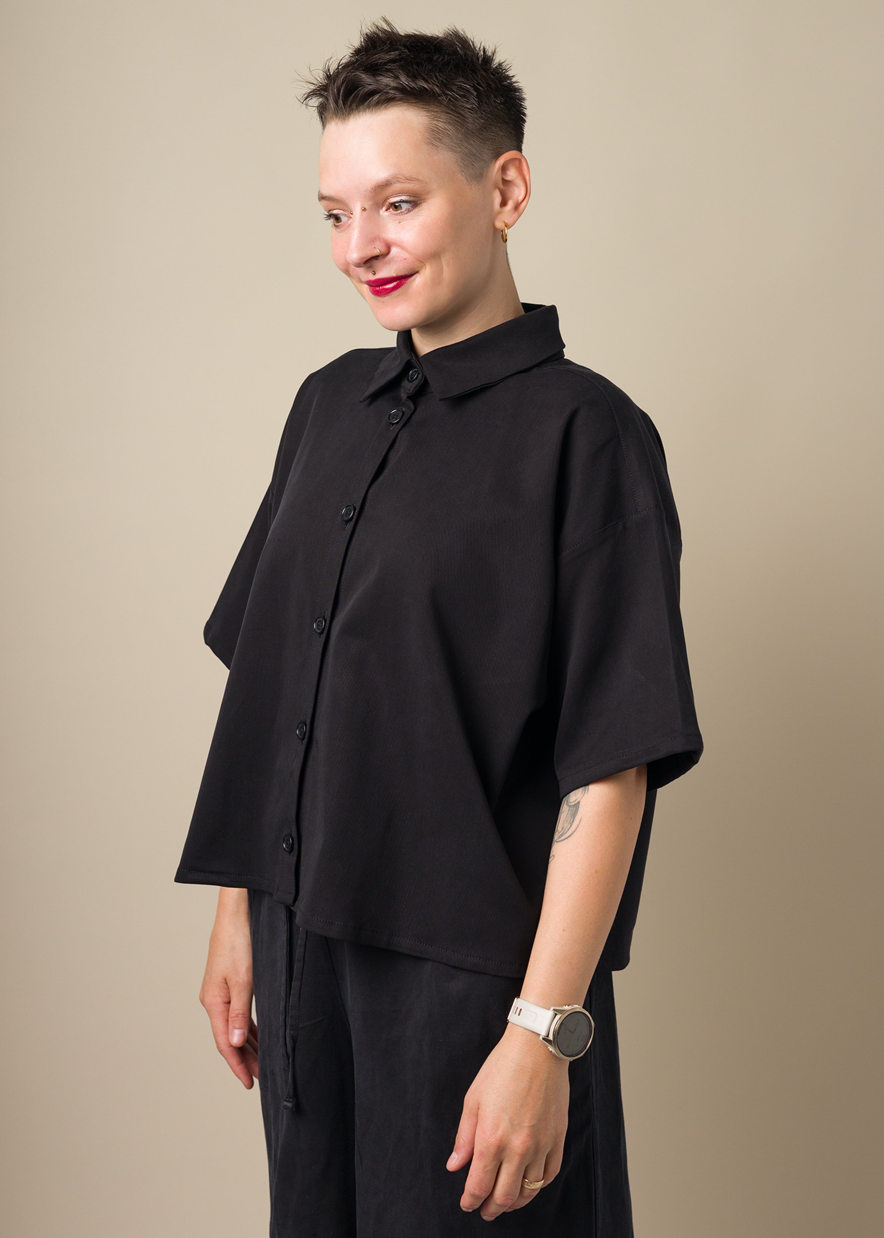 Melly trägt auf dem Foto 'Berta' Größe S, Tenceltwill schwarz