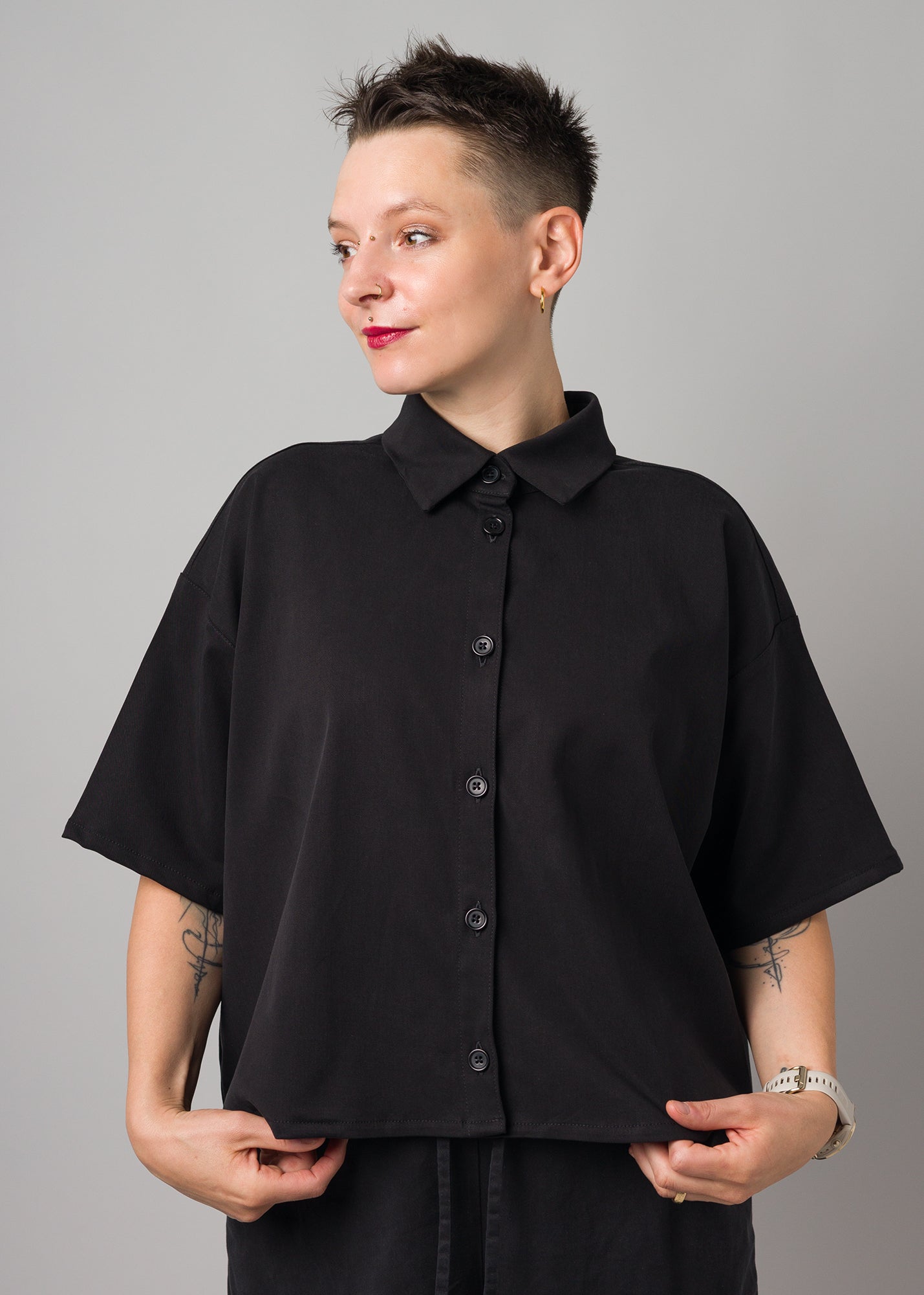 Melly trägt auf dem Foto 'Berta' Größe S, Tenceltwill schwarz