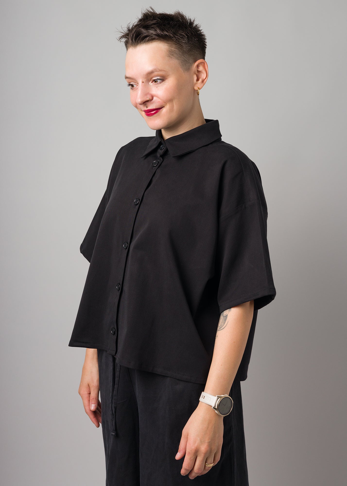 Melly trägt auf dem Foto 'Berta' Größe S, Tenceltwill schwarz