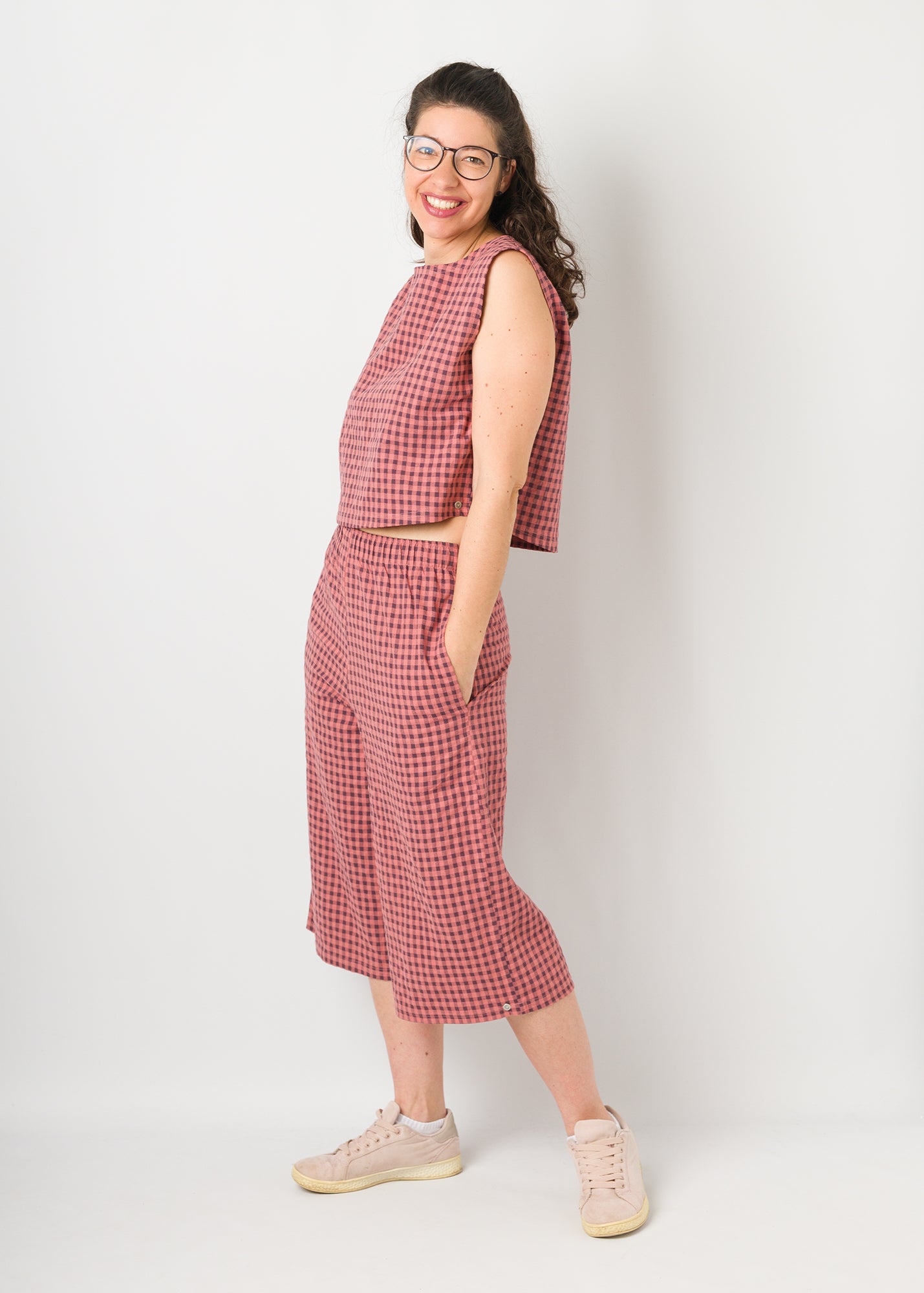 Mel trägt auf dem Foto 'Chloe' Größe S, Seersucker 'pflaume-rosé'