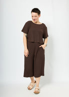 Melly trägt auf dem Foto 'Gerda' Größe M und 'Chloe' Größe M, Rippjersey 'braun'