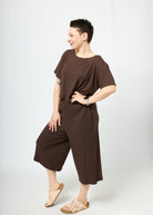 Melly trägt auf dem Foto 'Gerda' Größe M und 'Chloe' Größe M, Rippjersey 'braun'