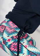 Melly trägt auf dem Foto 'Hella' Größe S, Sweat 'dunkelblau' und 'Kathrine' Sport-Leggins Größe S, Activewear 'Rauten'