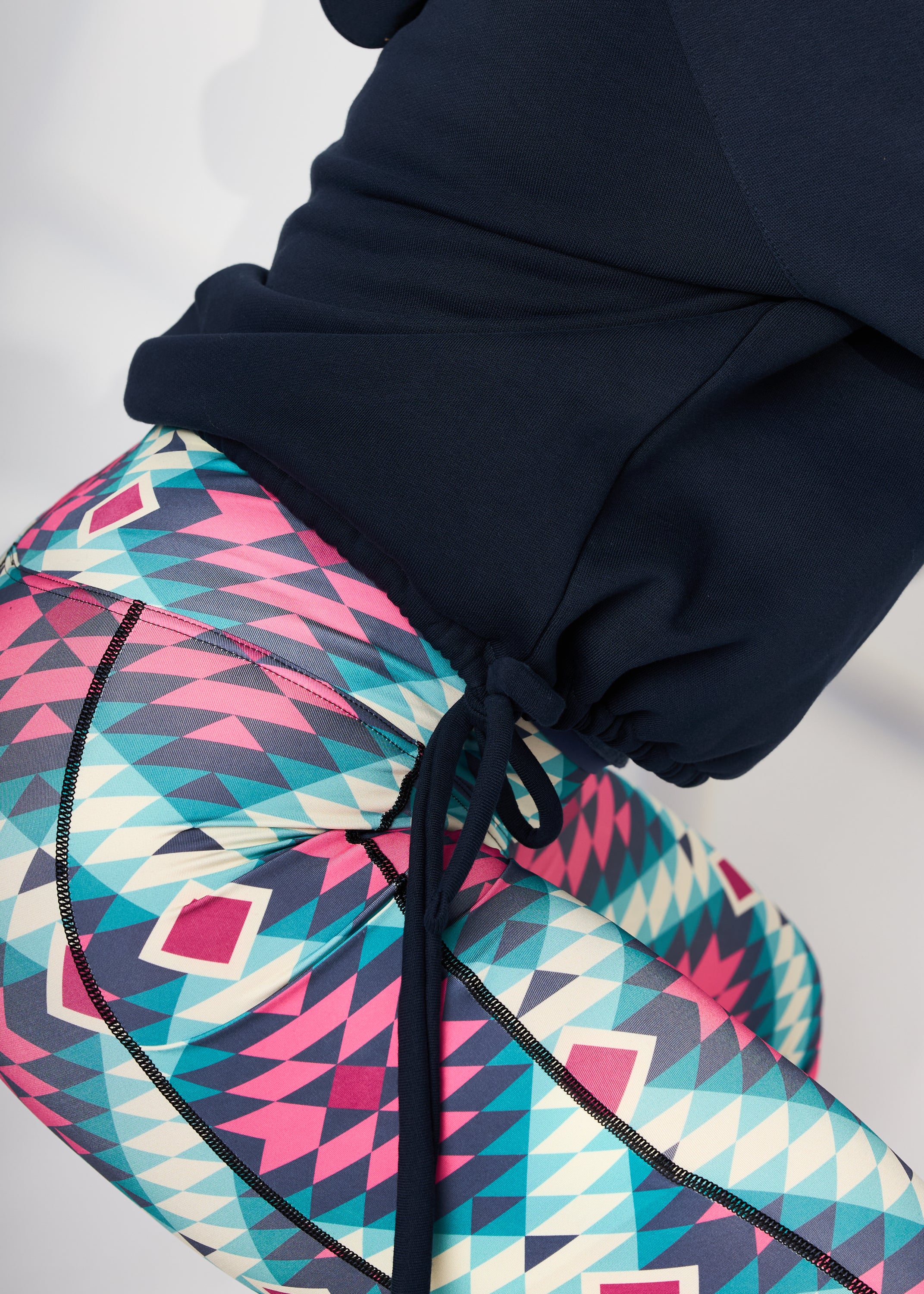 Melly trägt auf dem Foto 'Hella' Größe S, Sweat 'dunkelblau' und 'Kathrine' Sport-Leggins Größe S, Activewear 'Rauten'