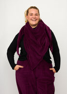 Nina trägt auf dem Foto das Dreieckstuch und Hose 'Betty', Velvet-Cord aubergine