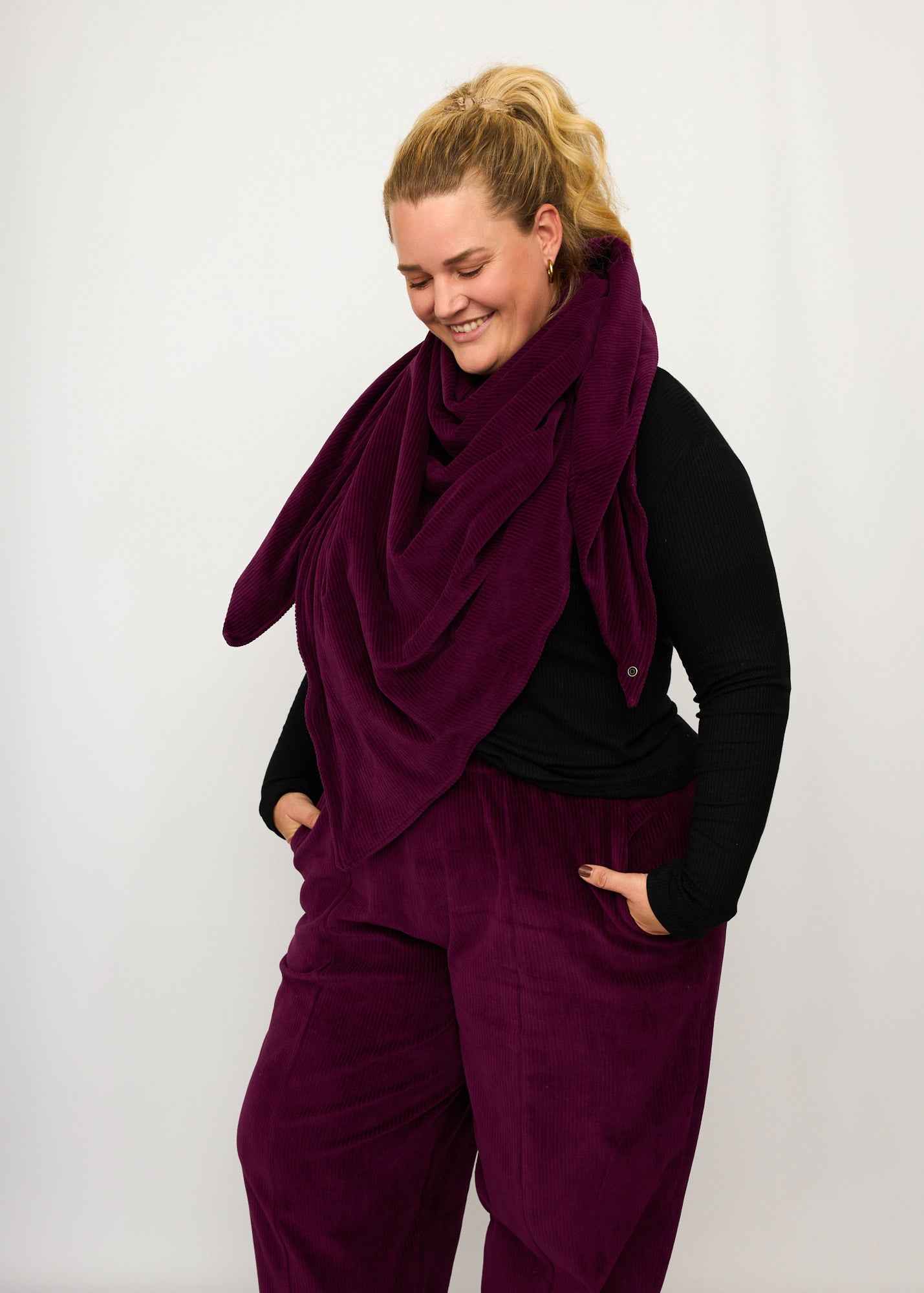 Nina trägt auf dem Foto das Dreieckstuch und Hose 'Betty', Velvet-Cord aubergine