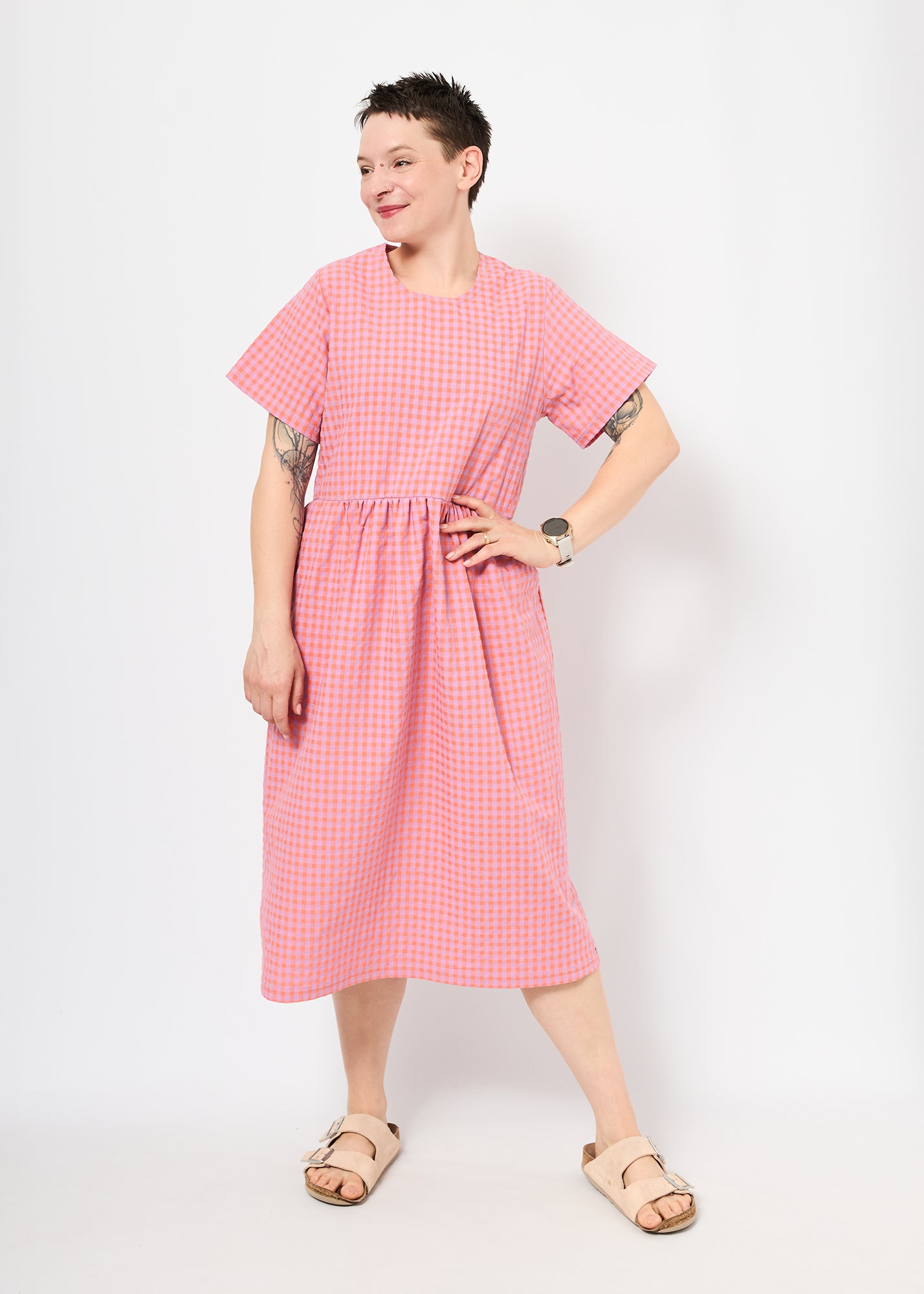 Melly trägt auf dem Foto 'Belinda' Größe M, Seersucker 'pink-flieder'