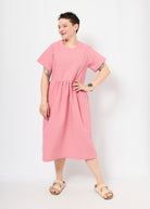 Melly trägt auf dem Foto 'Belinda' Größe M, Seersucker 'pink-flieder'