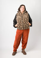 Flores trägt auf dem Foto 'Greta' Größe XL, Tenceljersey schwarz, 'Wilhelm' Größe XXL, Plüsch 'Leobertchen' und 'Betty' Größe XXL, Velvet-Cord rostrot