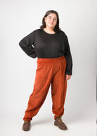 Flores trägt auf dem Foto 'Gerda' Größe XL, Tenceljersey schwarz und 'Betty' Größe XXL, Velvet-Cord rostrot