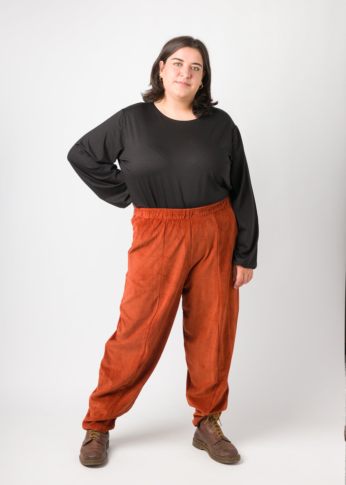 Flores trägt auf dem Foto 'Gerda' Größe XL, Tenceljersey schwarz und 'Betty' Größe XXL, Velvet-Cord rostrot
